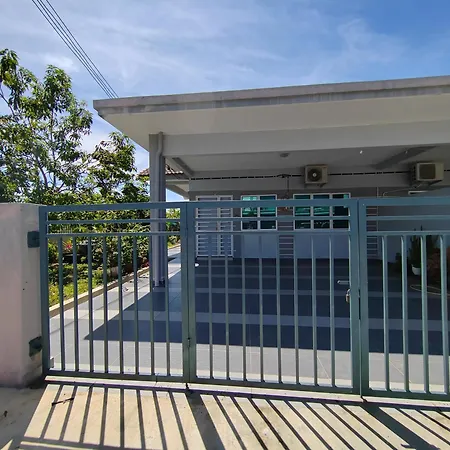 Teratak Delisha -Musslim Villa Kampong Jemampar Exterior photo
